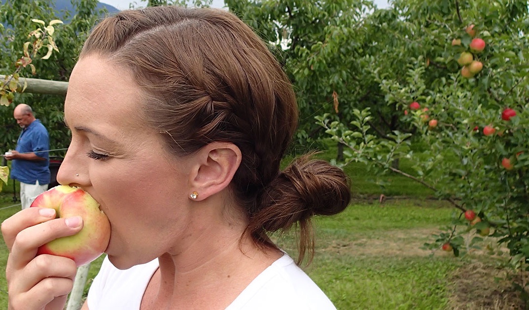 BWD Okanagan Lakes and Wineries Gatzke biting apple